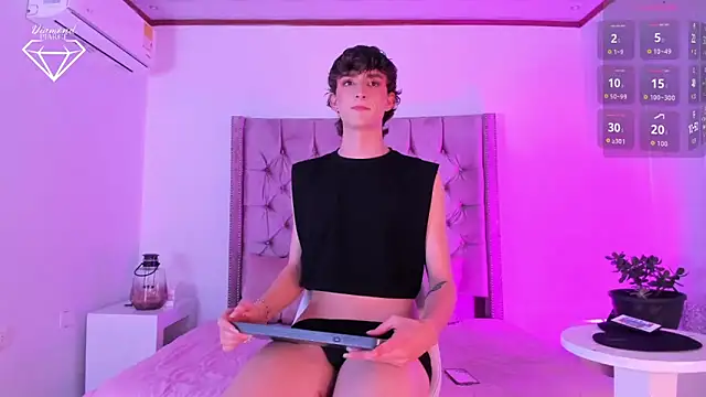 Snapshot of Diamond_Piarce chatting on February 7, 4:38 am Diamond Piarce online show from February 7, 4:38 am