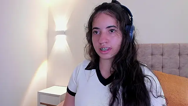 Nicol Chang online show from November 19, 8:20 pm