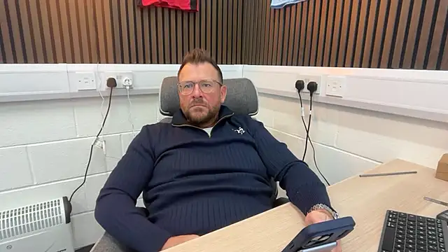 Snapshot of bilf1978 chatting on February 27, 7:30 am bilf1978 online show from February 27, 7:30 am