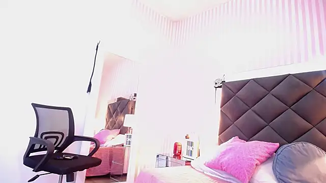 ViictoriaJones  online show from October 17, 1:14 pm