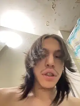 Snapshot of heytherepeoples717 chatting on December 15, 5:01 am heytherepeoples717 online show from December 15, 5:01 am