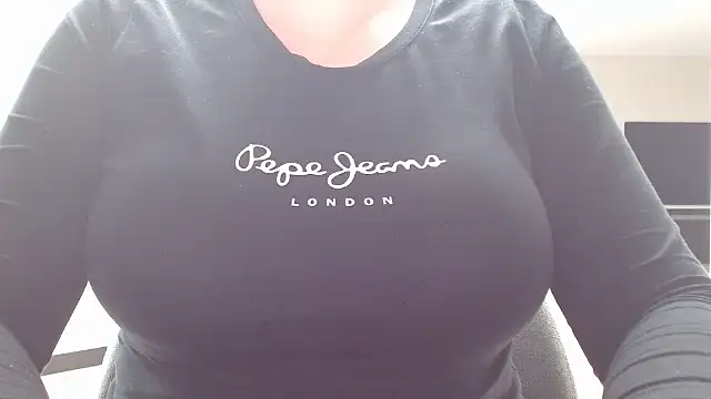 Snapshot of Esmee-Xxx chatting on October 29, 12:18 pm Esmee-Xxx online show from October 29, 12:18 pm