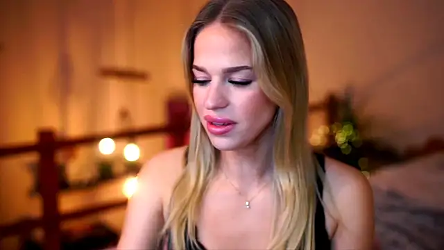 Emilyvanroessel online show from October 30, 7:03 pm