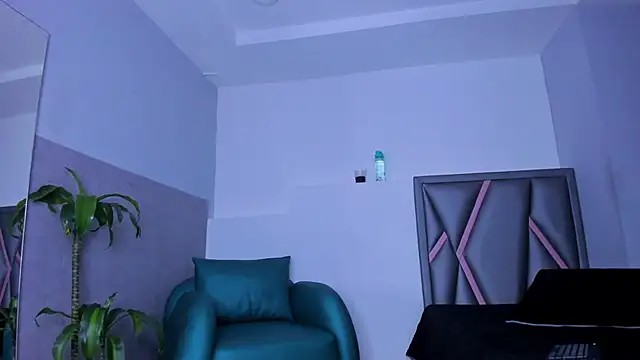 aurora tziu online show from September 18, 4:03 am