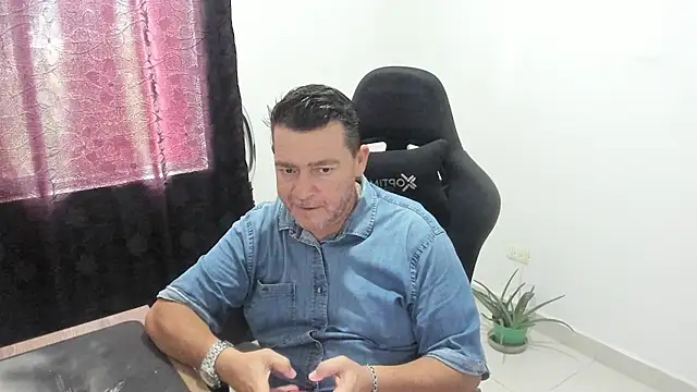 Snapshot of massimo_dannger chatting on October 20, 5:24 pm massimo dannger online show from October 20, 5:24 pm