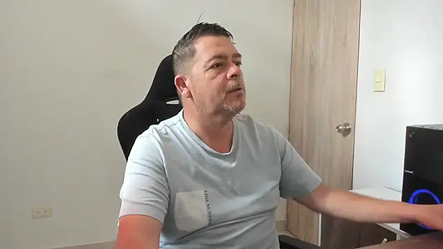 Snapshot of massimo_dannger chatting on December 3, 4:27 pm massimo dannger online show from December 3, 4:27 pm