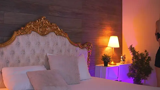 EllieRedd online show from November 18, 5:45 am