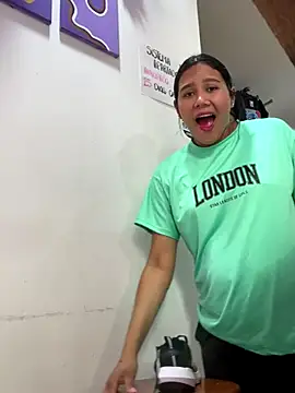 Snapshot of burbuja02 chatting on December 14, 2:33 pm burbuja02 online show from December 14, 2:33 pm