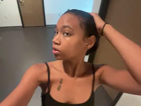 luvrgrllani online show from October 4, 5:44 pm