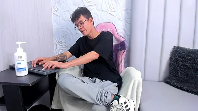 LittleMax23 online show from November 26, 1:23 pm