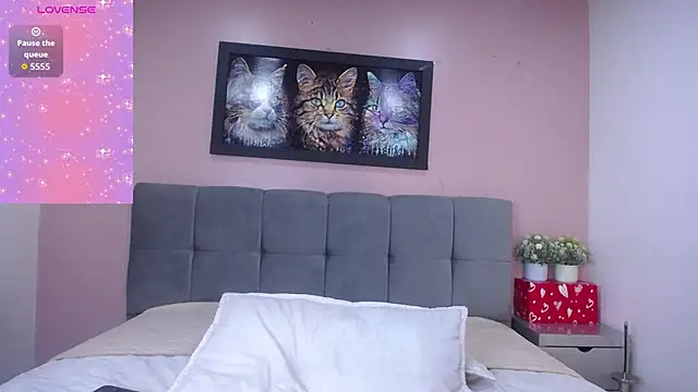 Snapshot of tiiny_emilly chatting on December 20, 7:43 pm tiiny emilly online show from December 20, 7:43 pm