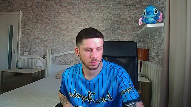 Snapshot of JonahShaw chatting on July 6, 5:15 am JonahShaw online show from July 6, 5:15 am