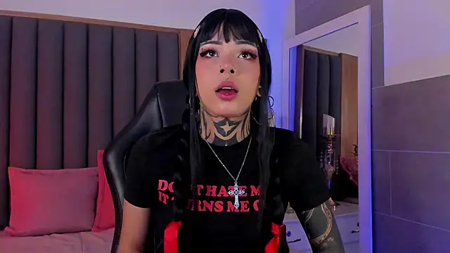 Snapshot of misstomie_ chatting on October 22, 2:50 pm misstomie online show from October 22, 2:50 pm