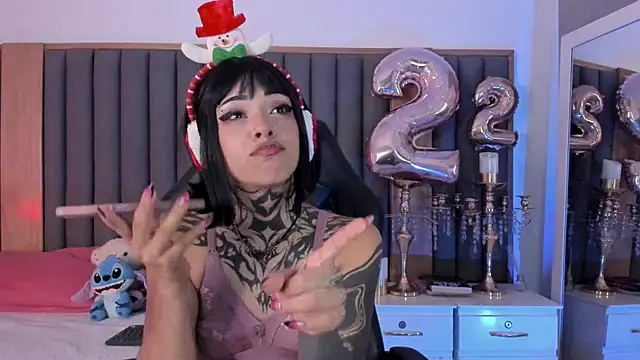 Snapshot of misstomie_ chatting on December 4, 4:38 pm misstomie online show from December 4, 4:38 pm