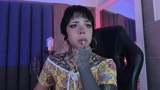 misstomie  online show from April 17, 6:22 pm