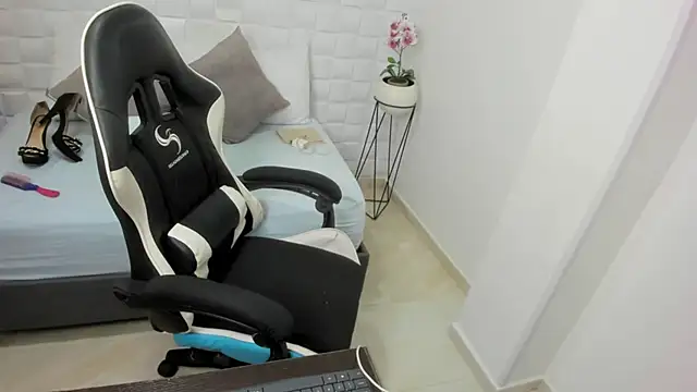 Snapshot of yulitza1025 chatting on October 20, 12:16 pm yulitza1025 online show from October 20, 12:16 pm