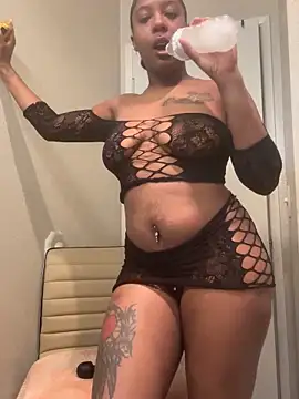 ObsessedWLyla online show from November 7, 7:41 am