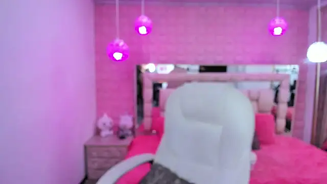  laaura  online show from July 18, 1:04 pm