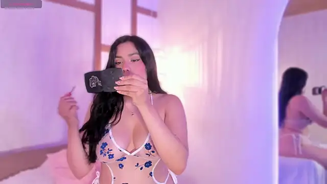 Snapshot of RenataLeclair chatting on February 16, 3:41 pm RenataLeclair online show from February 16, 3:41 pm