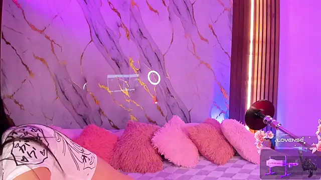 Emmiicute online show from November 3, 8:21 pm