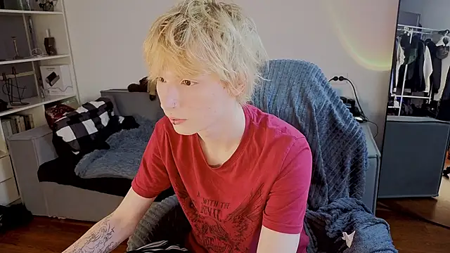 Snapshot of Your_avatar chatting on October 7, 12:35 pm Your avatar online show from October 7, 12:35 pm