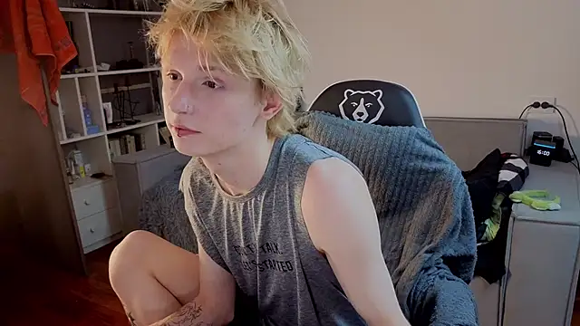 Snapshot of Your_avatar chatting on October 10, 12:59 pm Your avatar online show from October 10, 12:59 pm