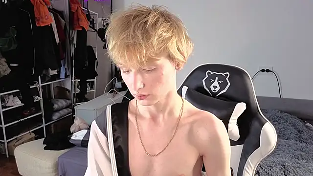 Snapshot of Your_avatar chatting on October 23, 11:57 pm Your avatar online show from October 23, 11:57 pm