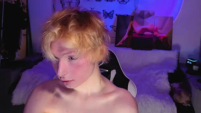 Snapshot of Your_avatar chatting on November 13, 7:35 pm Your avatar online show from November 13, 7:35 pm