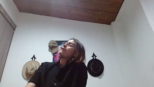 Snapshot of Crystal_Star_ chatting on February 14, 11:01 pm Crystal Star online show from February 14, 11:01 pm