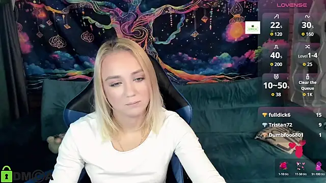 Snapshot of CrystalGirl99 chatting on October 27, 8:51 am CrystalGirl99 online show from October 27, 8:51 am