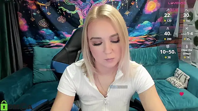 Snapshot of CrystalGirl99 chatting on November 19, 7:52 am CrystalGirl99 online show from November 19, 7:52 am