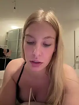 Chloemillerrxx online show from November 11, 9:37 pm