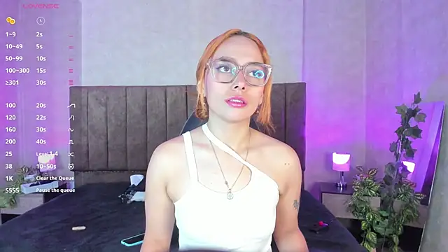 Snapshot of LanaMills_ chatting on October 10, 5:06 am LanaMills online show from October 10, 5:06 am