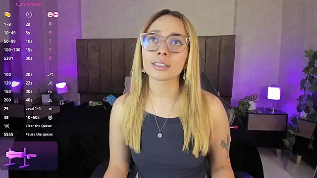 Snapshot of LanaMills_ chatting on November 4, 3:49 am LanaMills online show from November 4, 3:49 am