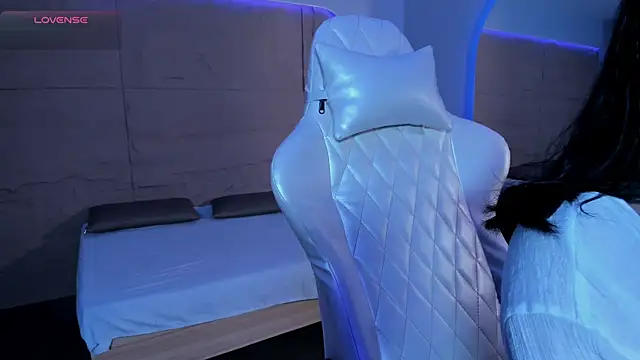 HannahMontgomery online show from December 3, 4:05 pm