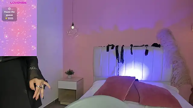 elisabethflores online show from October 17, 8:33 pm