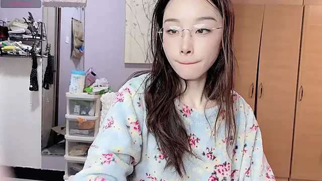 Snapshot of Y2Luvk chatting on November 15, 10:26 pm Y2Luvk online show from November 15, 10:26 pm