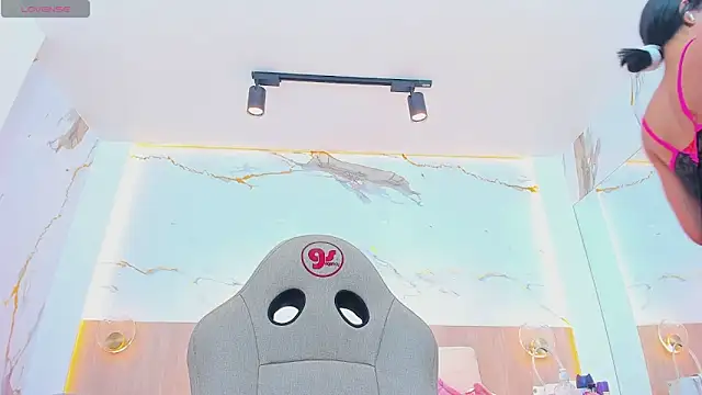 Snapshot of valirya_devote chatting on December 18, 3:45 am valirya devote online show from December 18, 3:45 am