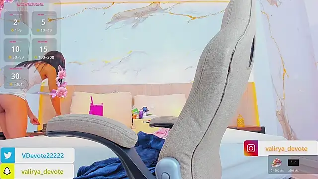 Snapshot of valirya_devote chatting on December 22, 3:25 am valirya devote online show from December 22, 3:25 am