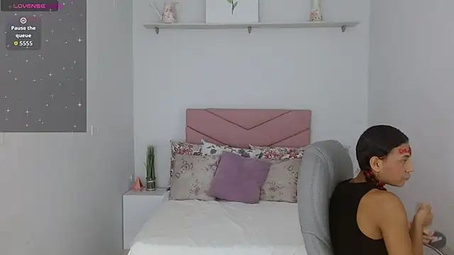 SarayVega  online show from October 31, 7:37 pm