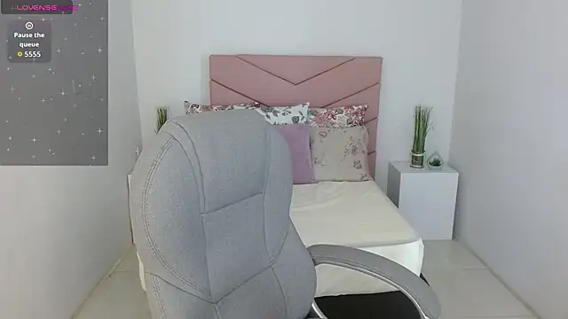 SarayVega  online show from November 7, 7:14 pm