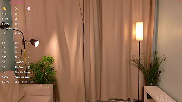 Snapshot of lisabaus chatting on December 19, 7:15 am lisabaus online show from December 19, 7:15 am