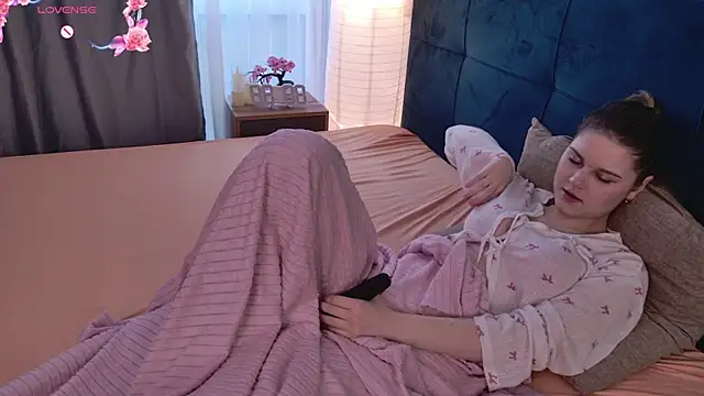 Snapshot of lisabaus chatting on April 10, 6:18 am lisabaus online show from April 10, 6:18 am