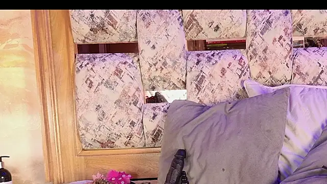 julyana mendez online show from October 6, 7:11 pm