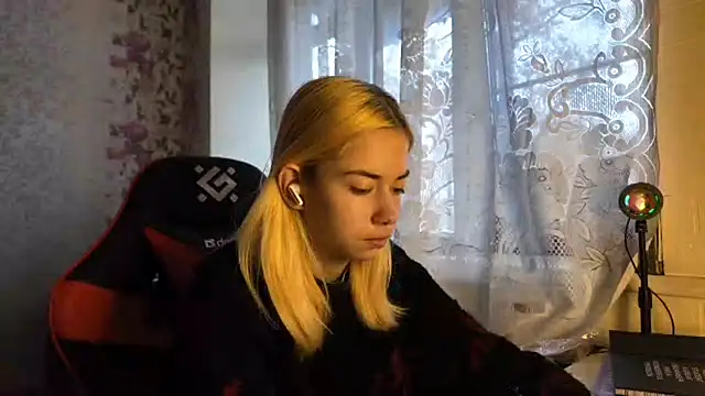 Witching Moon online show from November 10, 7:40 am