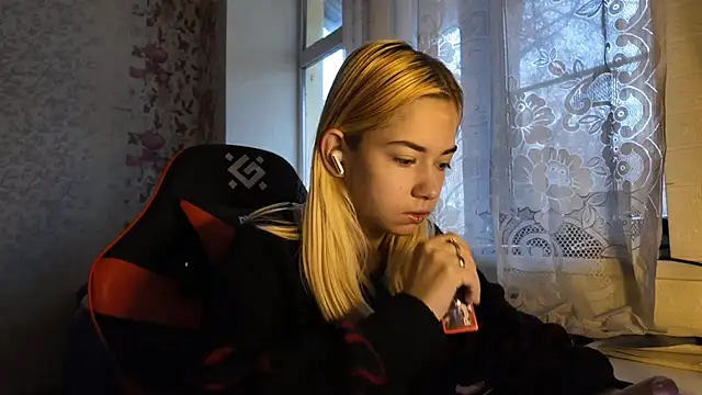 Witching Moon online show from November 18, 7:35 am