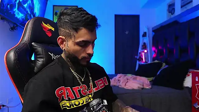 Snapshot of logan_hugh8 chatting on January 15, 9:36 am logan hugh8 online show from January 15, 9:36 am