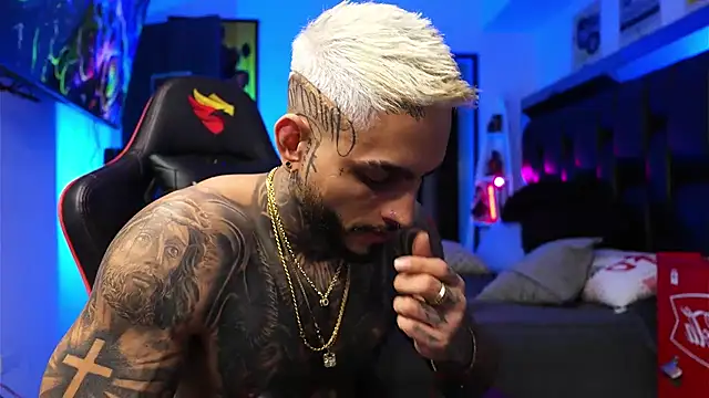 Snapshot of logan_hugh8 chatting on January 17, 5:56 am logan hugh8 online show from January 17, 5:56 am