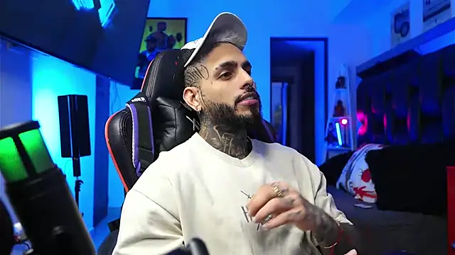 Snapshot of logan_hugh8 chatting on February 2, 3:49 am logan hugh8 online show from February 2, 3:49 am