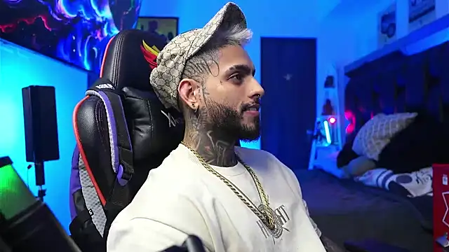 Snapshot of logan_hugh8 chatting on February 3, 6:40 am logan hugh8 online show from February 3, 6:40 am